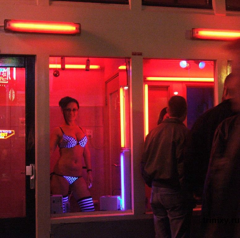 Jan (50) verwelkomt prostituees met spandoek in het Schipperkwartier